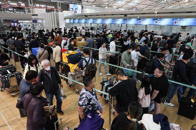 지난달 27일 오전 인천국제공항 제1여객터미널 출국장이 여행객들로 붐비고 있다. (사진=연합뉴스)