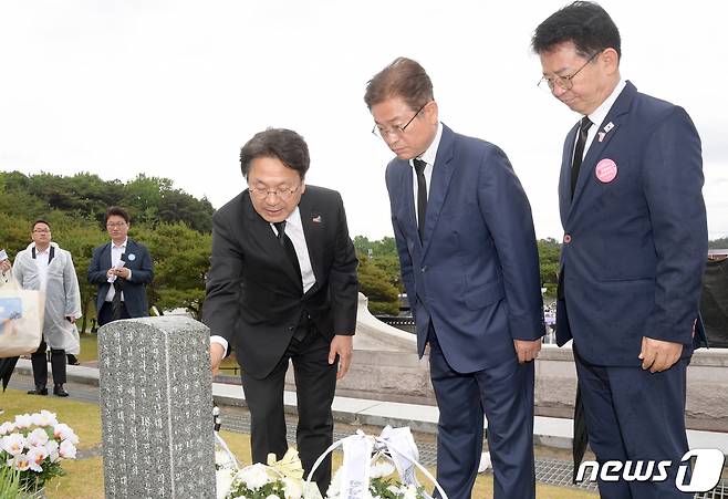 강기정 광주시장과 이철우 경북도지사, 이용빈 더불어민주당 국회의원이 18일 오전 광주 북구 운정동 국립5·18민주묘지에서 참배를 하고 묘역을 살펴보고 있다.(광주시 제공)2023.5.18/뉴스1 ⓒ News1