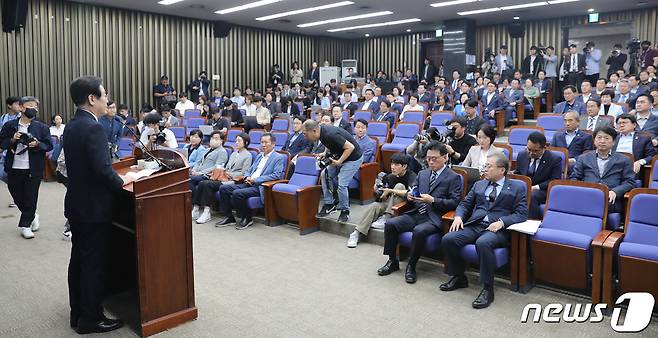 이재명 더불어민주당 대표가 14일 오후 서울 여의도 국회에서 열린 쇄신 의원총회에서 모두발언을 하고 있다. 2023.5.14/뉴스1 ⓒ News1 임세영 기자