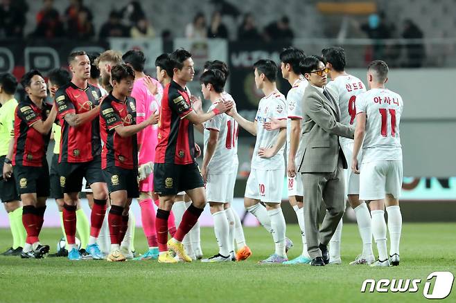 9일 서울 마포구 서울월드컵경기장에서 열린 프로축구 '2023 K리그1' FC서울과 광주FC의 경기에서 이정효 광주FC 감독이 선수들을 격려하고 있다. 이날 FC서울은 광주FC를 상대로 3대1 승리를 거뒀다. 2023.5.9/뉴스1 ⓒ News1 이승배 기자