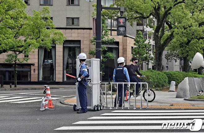 19일 G7(주요 7개국) 정상회의가 열리는 일본 히로시마 시내에서 경찰들이 경비 작전을 수행하고 있다. 2023.5.19 /뉴스1 ⓒ News1 정지형 기자