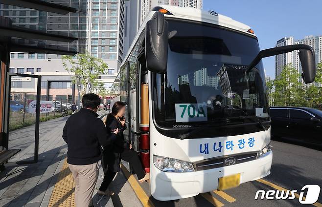 8일 오전 경기도 김포시 70번버스 출발기점인 걸포마루공원 버스정류장에서 출퇴근 시간 김포골드라인 혼잡도를 줄이기 위해 투입된 전세버스에 시민들이 탑승하고 있다. 경기도와 김포시는 김포골드라인 혼잡 완화를 위해 대체 노선인 70번 버스를 이날부터 32회 추가 투입한다고 밝혔다. 2023.5.8/뉴스1 ⓒ News1 박세연 기자