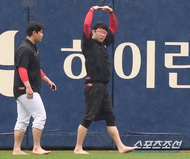 선수단 철수 신호에 답하는 양현종 '저도 다 끝났어요~'