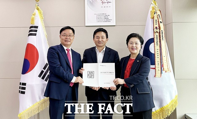 홍남표(왼쪽) 창원시장이 원희룡(가운데) 국토부장관을 만나 창원권 개발제한구역 전면 해제를 건의했다./창원시