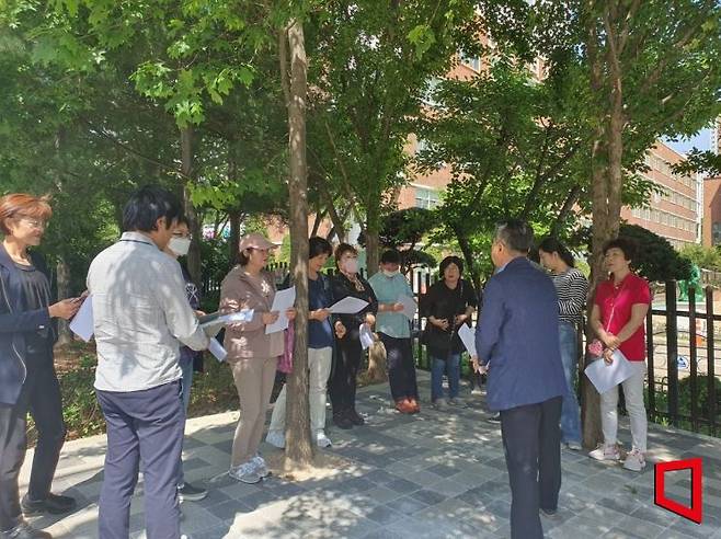 성리중학교 일대에 안심마을 조성 사업이 완료돼 CCTV와 비상벨, 바닥 신호등이 설치되고 학부모 대기 공간(포켓 쉼터)도 마련됐다.[사진 제공=인천 남동구]