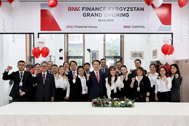 ‘BNK캐피탈 키르기스스탄 현지 법인(MCC BNK Finance LLC) 개소식’ 참석자들이 단체 기념사진을 찍고 있다.