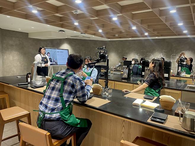 18일 오후 서울 중구 스타벅스 아카데미에서 열린 별다방 클래스에서  참가자들이 '별별 브루잉' 클래스를 듣고 있다. /양범수 기자