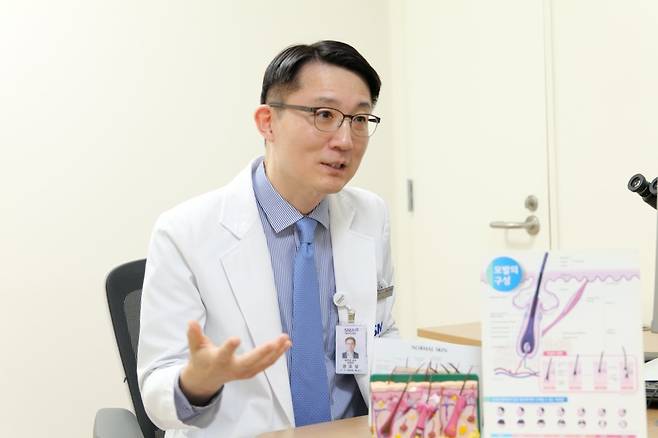 권오상 서울대병원 피부과 교수는 탈모증 치료를 ‘머리 위 정원’을 가꾸는 것에 비유하며 꾸준한 관리를 당부했다. 권 교수는 또 탈모 예방에 좋은 음식과 두피 마사지 등은 치료 보조 요법으로 제한하고,  지나치게 의존하거나 맹신해서는 안 된다는 점을 강조했다. 서울대병원 제공