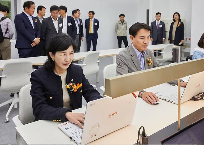 18일 강원도 평창군 대관령면에 위치한 삼양목장에서 열린 '삼양 워케이션 데이' 행사에 참석한 김정수 삼양식품 부회장(왼쪽)과 김진태 강원도지사(오른쪽)가 삼양목장 연수원에서 워케이션을 체험하고 있다.