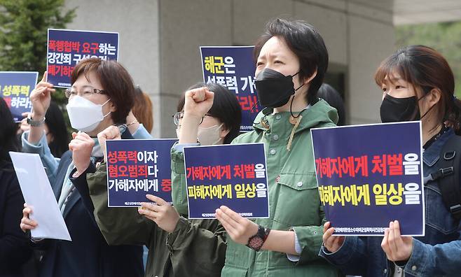 해군 상관에 의한 성소수자 여군 성폭력 사건 공동대책위원회 회원들이 지난해 3월31일 낮 서울 서초구 대법원 앞에서 기자회견을 열어 이날 열린 상고심 선고 내용을 규탄하고 있다. 신소영 기자 viator@hani.co.kr