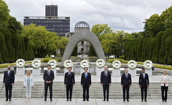 주요 7개국(G7) 정상들이 19일 히로시마 평화기념공원 안에 있는 ‘원폭 사몰자 위령비’에 일렬로 서서 헌화를 한 뒤 사진을 찍고 있다. 주요 7개국 정상들이 함께 히로시마를 방문한 것은 처음이다. 히로시마/AP 연합뉴스