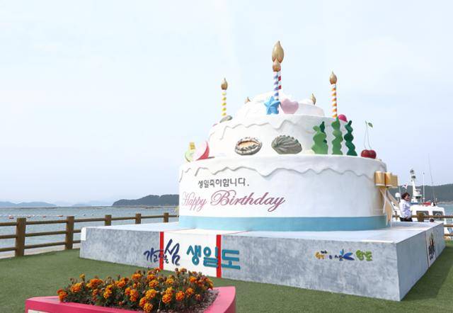 전남 완도군 생일도 관문항인 서성항 선착장에 높이 5.3m의 국내 최대 규모의 생일케이크 조형물이 설치돼 있다. 완도=정광진 기자