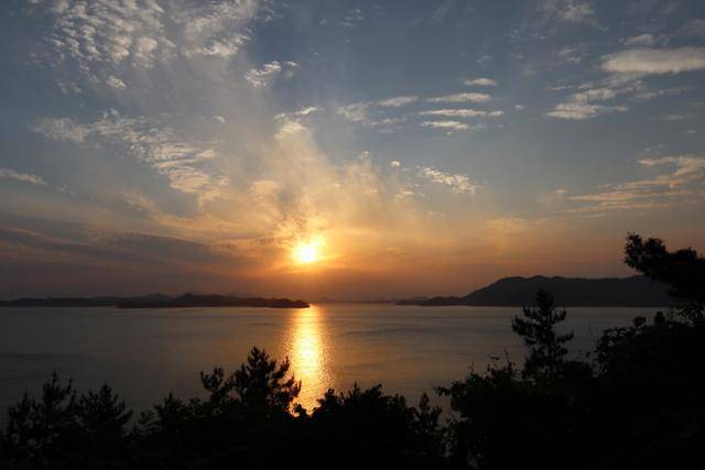 전남 완도군 생일도 서쪽 노을공원에서 바라본 석양은 지리산 반야봉 낙조와 버금갈 정도로 환상적이다. 완도=정광진 기자