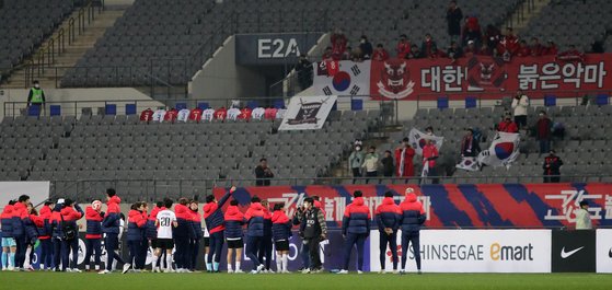 잠비아와의 A매치 평가전 직후 붉은악마에게 인사하는 여자축구대표팀. 뉴스1