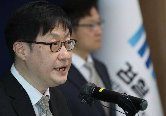 지난 10일 박광현 수원지방검찰청 인권보호관이 경기 수원시 영통구 수원지방검찰청 브리핑실에서 '노동단체 침투 지하조직' 국가보안법위반 사건 중간 수사 결과 브리핑을 하고 있다. 뉴스1