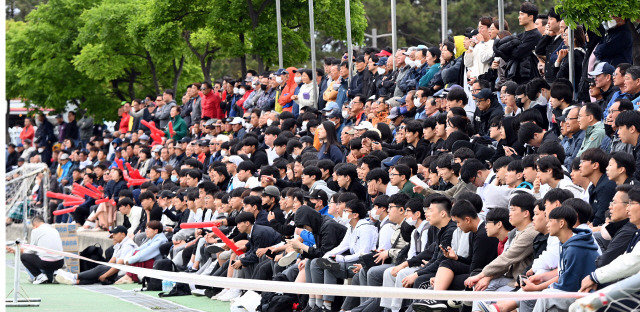 ▲ 금강대기 전국고등학교 축구대회 준결승전 강릉중앙고와 경기 평택fc의 경기가 열린 강릉 주문진 강북구장에는 많은 관중이 찾아 경기를 관람하고 있다. 서영