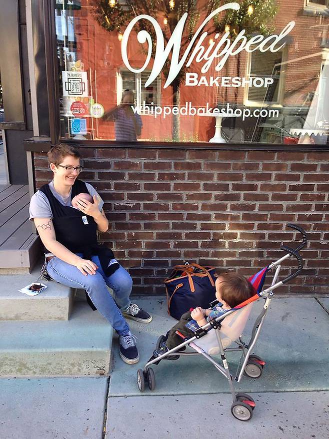 <논바이너리 마더>의 저자 크리스 맬컴 벨크가 아이를 돌보고 있다. 오렌지디 제공