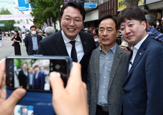 Former People Power Party leader Lee Jun-seok (right) attends a ceremony on the eve of the 43rd anniversary of the May 18 Democratization Movement at Geumnam-ro, Dong-gu, Gwangju on the evening of May 17 and responds to citizens’ request for pictures. Chunayongin (Chun Ha-ram, Her Eun-a, Kim Yong-tae) members of the PPP, known as Lee Jun-seok supporters, accompanied the former party leader. Kwon Do-hyun