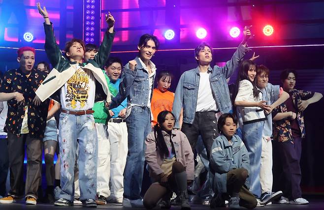 Actors perform a scene from dance musical "Dream High" during a press conference on Wednesday at Kwanglim Arts Center in Gangnam District in Seoul. (Yonhap)