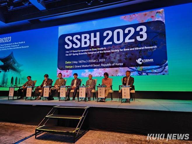 18일 그랜드워커힐호텔에서 열린 골대사학회 골다공증 정책토론회에 정부, 의료전문가, 환자가 참여해 골다공증 지속 급여의 필요성에 대해 논의하고 있다.&nbsp; &nbsp;사진=박선혜 기자&nbsp;