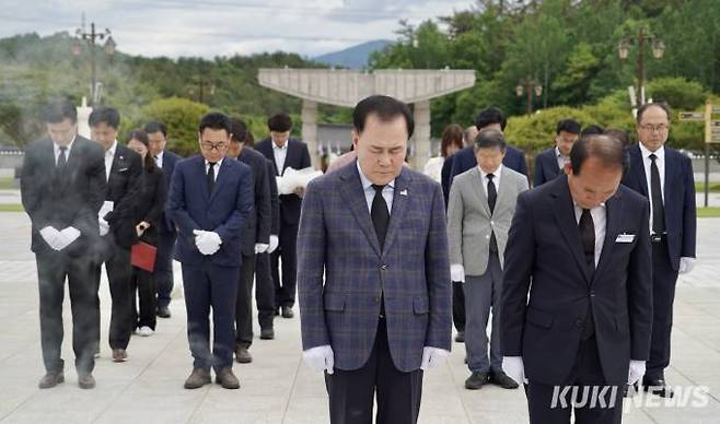 김지철 교육감(가운데)을 비롯한 충남교육청 간부들이 19일 광주 5·18민주묘지를 방문해 희생자를 추모하는 묵념을 올리고 있다. 충남교육청 제공