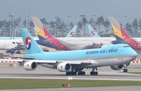 Korean Air Lines and Asiana Airlines planes are stationed at the Incheon International Airport on May 18. [Photo by Yonhap]