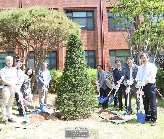 이장호 군산대 총장(오른쪽)이 전주교대 개교 100주년 기념식에 참석해 기념수를 식재했다./사진제공=군산대