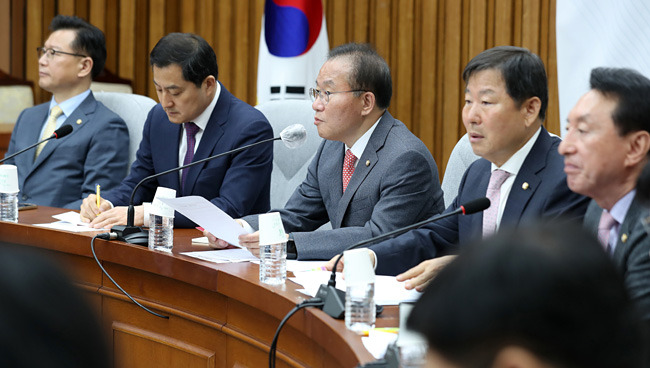 윤재옥(가운데) 국민의힘 원내대표와 이철규(오른쪽 두 번째) 사무총장 등이 19일 오전 서울 여의도 국회에서 열린 원내대책회의에 참석하고 있다. 뉴시스