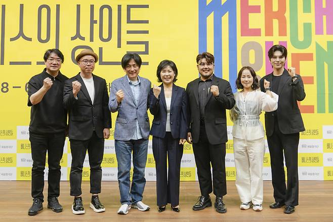 국립창극단 ‘베니스의 상인들’ 원일 작곡가, 김은성 작가, 이성열 연출가, 유은선 국립창극단 예술감독, 유태평양, 민은경, 김준수(왼쪽부터) [국립창극단 제공]