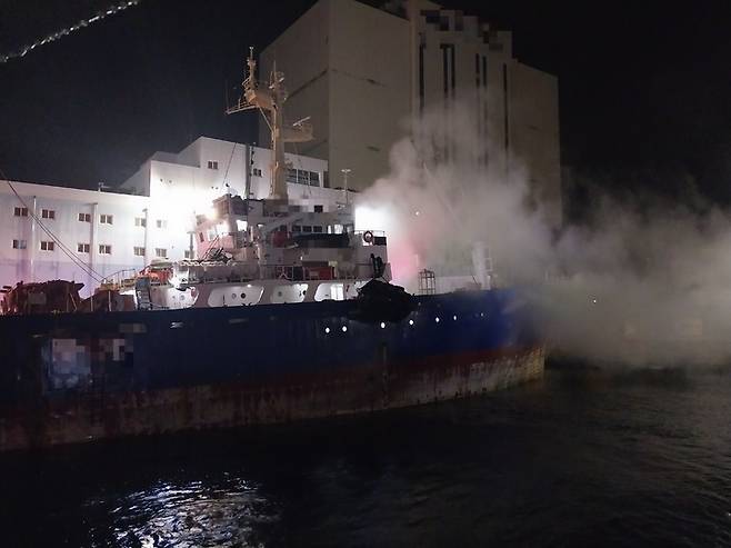 [부산=뉴시스] 19일 오전 부산 영도구 감천항 동편 부두에 정박된 러시아 원양어선 A호(3104t) 갑판 하부에서 불이 났다. (사진=부산소방재난본부 제공) *재판매 및 DB 금지