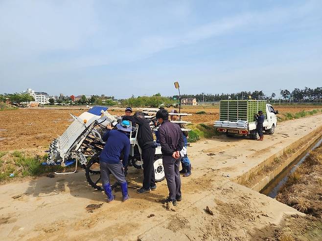 동해시농업기술센터가 농민에게 농기계를 임대해 주고 있다. 동해시 제공 *재판매 및 DB 금지