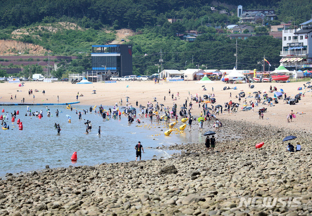 [인천=뉴시스] 고승민 기자 = 18일 인천 왕산해수욕장에서 피서객들이 더위를 나고 있다. 2021.07.18. kkssmm99@newsis.com