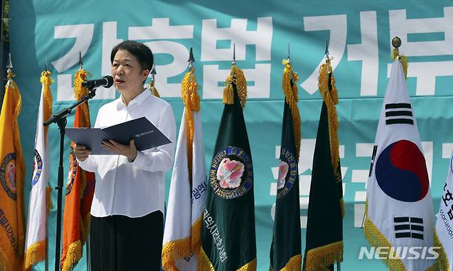 [서울=뉴시스] 최진석 기자 = 김영경 대한간호사협회장이 19일 오후 서울 종로구 세종대로에서 열린 간호법 거부권 행사 규탄 총궐기대회에서 발언을 하고 있다. 2023.05.19. myjs@newsis.com