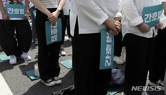 [서울=뉴시스] 최진석 기자 = 대한간호협회 소속 간호사들이 19일 오후 서울 종로구 세종대로에서 간호법 거부권 행사 규탄 총궐기대회를 하고 있다. 2023.05.19. myjs@newsis.com