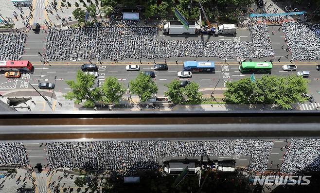 [서울=뉴시스] 조성우 기자 = 대한간호협회 간호사들이 19일 오후 서울 종로구 세종대로에서 간호법 거부권 행사 규탄 총궐기대회를 하고 있다. 2023.05.19. xconfind@newsis.com