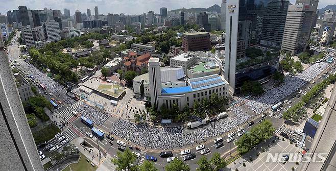 [서울=뉴시스] 조성우 기자 = 대한간호협회 간호사들이 19일 오후 서울 종로구 세종대로에서 간호법 거부권 행사 규탄 총궐기대회를 하고 있다. 2023.05.19. xconfind@newsis.com