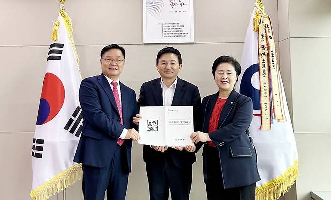 [창원=뉴시스] 강경국 기자 = 홍남표 경남 창원시장(왼쪽)과 김영선 국회의원(오른쪽)이 19일 원희룡 국토부장관에게 창원권 개발제한구역에 대한 전면해제 건의서를 전달하고 있다. (사진=창원시청 제공). 2023.01.0. photo@newsis.com *재판매 및 DB 금지