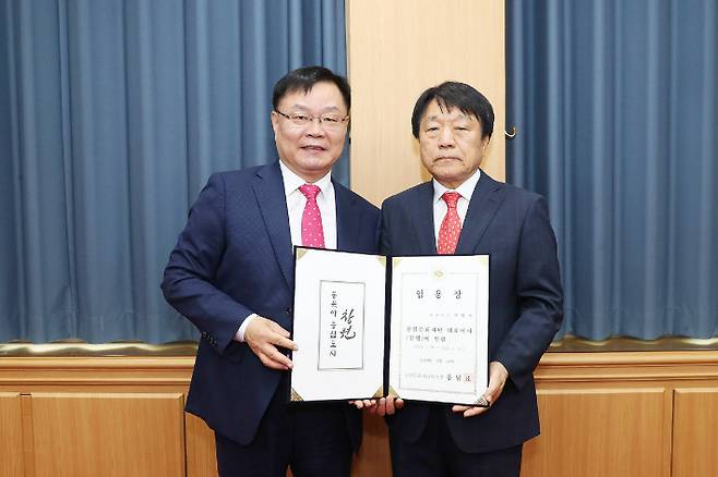 창원문화재단 대표이사 임용장을 받은 조영파 임용후보자(오른쪽). 창원시 제공