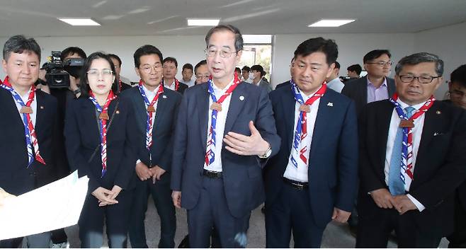 한덕수 국무총리가 지난 17일 새만금 세계잼버리 대회장을 찾아 안전대책 등을 점검하고 있다. 전북도 제공