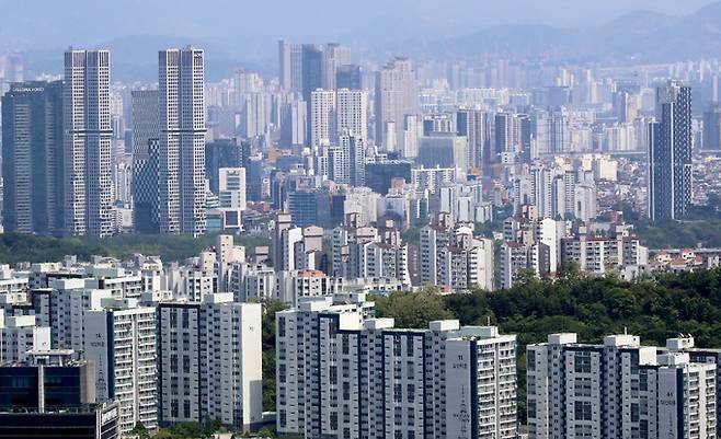 서울 중구 남산 전망대에서 아파트 단지가 보이고 있다. 뉴스1