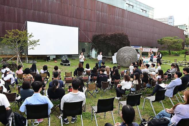 남성희 총장이 야외 영화 상영 전 인사말을 하고 있다. 대구보건대학교 제공 