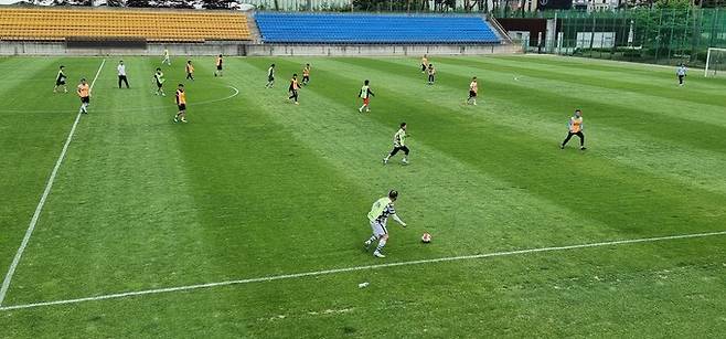 대한축구협회 임직원들이 19일 천안시 축구센터에서 단합대회를 겸한 친선축구경기를 가졌다.