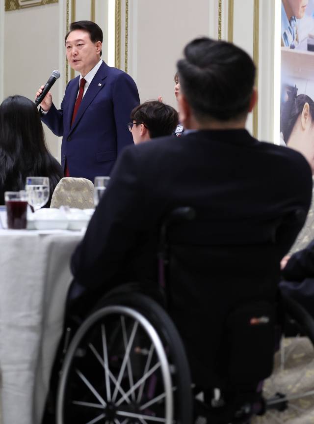 윤석열 대통령이 9일 청와대 영빈관에서 열린 제10회 국제장애인기능올림픽대회 선수단 오찬에서 발언하고 있다. 연합뉴스