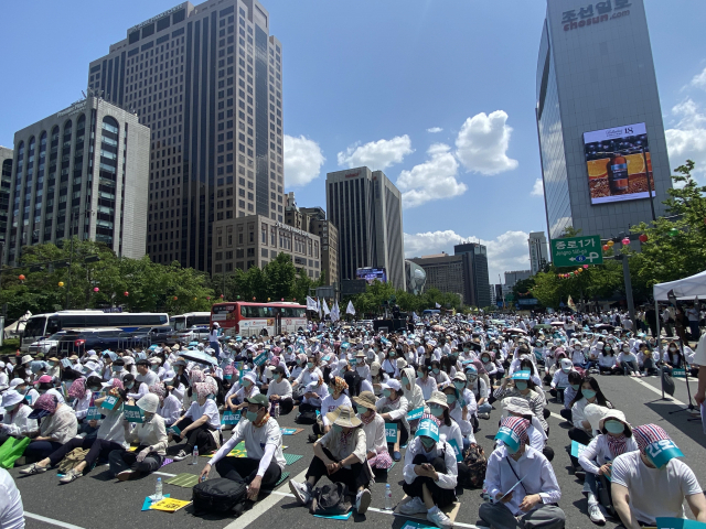 19일 서울 세종대로 사거리 인근 광화문 광장 일대에서 열린 ‘간호법 거부권 규탄및 부패정치 척결을 위한 범국민 규탄 대회’에 참가한 간호사들이 집회를 진행하고 있다.이승령 기자