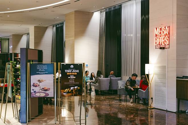 간단하게 맥주를 마실 수 있는 로비 라운지