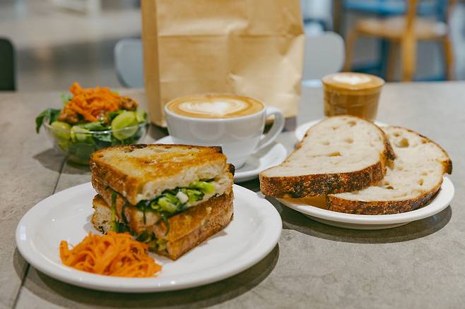 &nbsp;호텔 주변으로 맛집들이 많다. 타르틴의 사워도우와 샌드위치