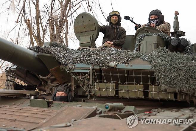 바흐무트 시내에서 T-90MS 전차에 탑승한 러 와그너그룹 용병들 [타스 연합뉴스자료사진. 재판매 및 DB 금지]