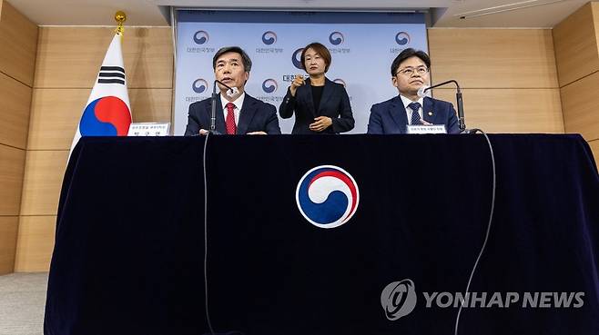 정부, 후쿠시마 원전 현장시찰단 구성 발표 (서울=연합뉴스) 황광모 기자 = 박구연 국무조정실 1차장(왼쪽)과 후쿠시마 원전 전문가 현장 시찰단장인 유국희 원자력안전위 위원장이 19일 오전 서울 종로구 정부서울청사에서 후쿠시마 원전 오염수 전문가 현장시찰단 구성과 현지 일정 발표를 하고 있다. 2023.5.19 hkmpooh@yna.co.kr