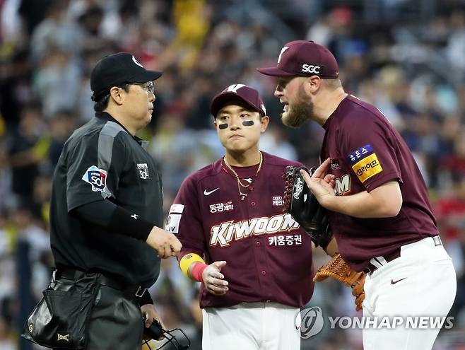 주심과 대화하는 요키시 (광주=연합뉴스) 조남수 기자 = 19일 광주기아챔피언스필드에서 열린 프로야구 키움 히어로즈와 KIA 타이거즈의 경기에서 1회에만 8실점한 키움 선발투수 요키시가 2회 투구에 앞서 주심과 대화하고 있다. 2023.5.19 iso64@yna.co.kr