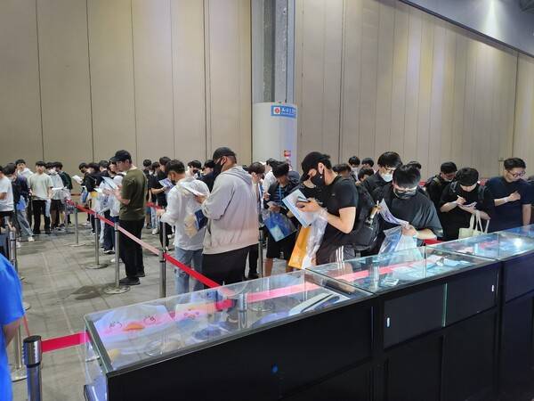 - 공식 스토어 줄은 대기번호대로 입장해서 비교적 한산하다